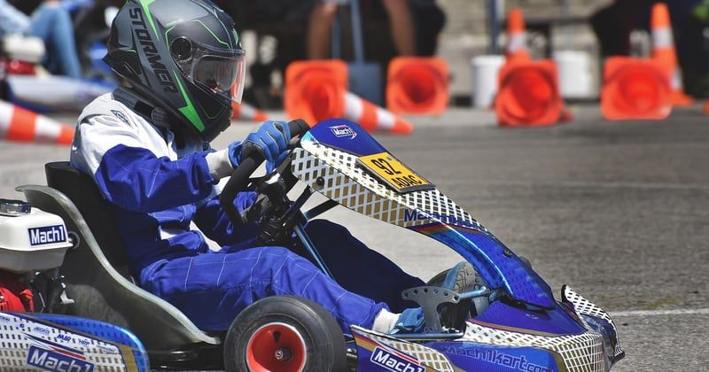 Combien coûte un abonnement mensuel sur une piste de karting indoor ?