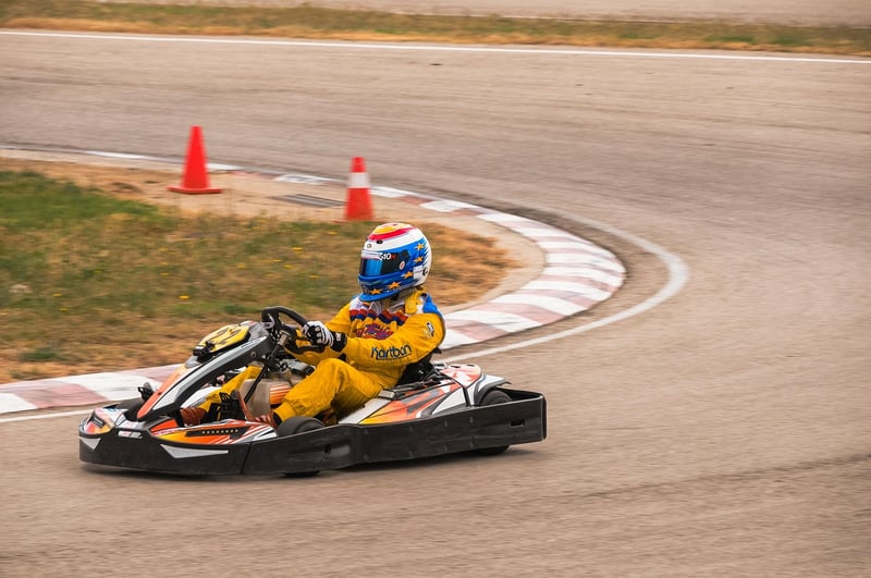 Karting en famille : découvrez une aventure ludique et éducative en 2026
